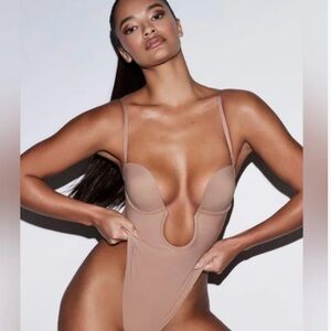 Skims DEEP PLUNGE SHAPEWEAR BODYSUIT